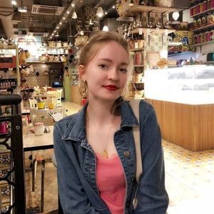 Meet your Posher, Caitlin